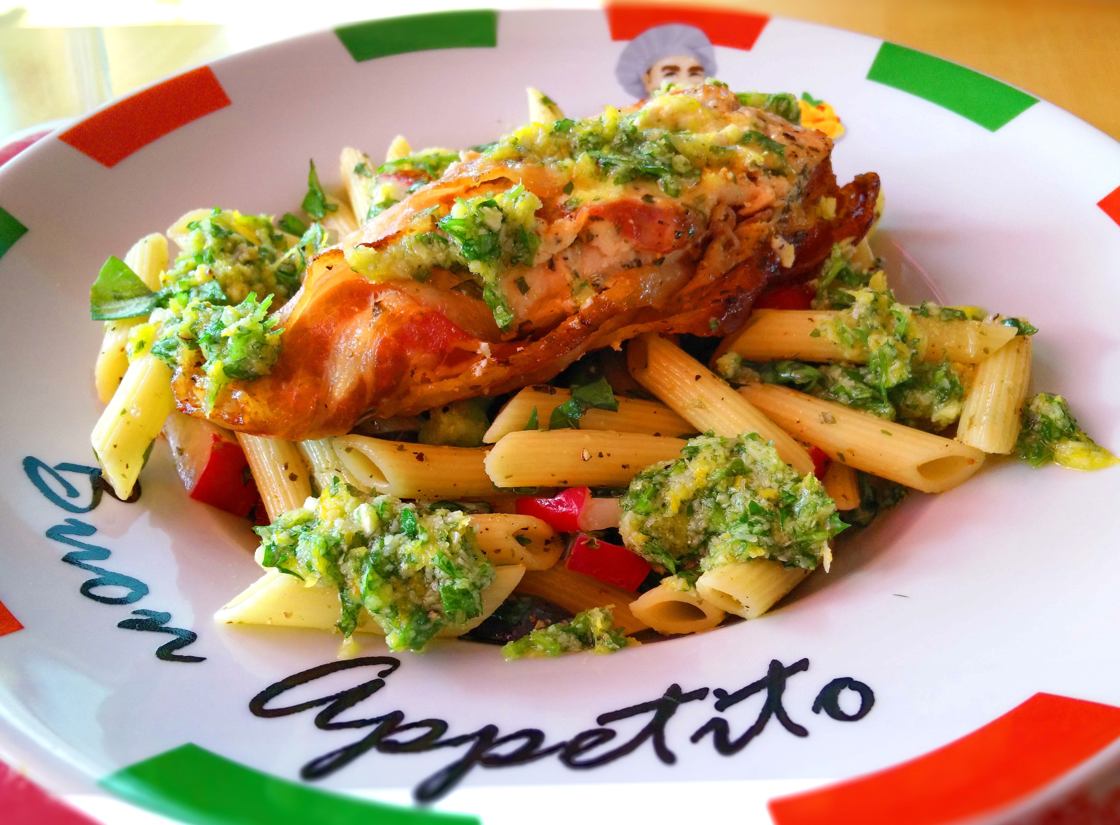 Dragonkip met kruidige pastasalade