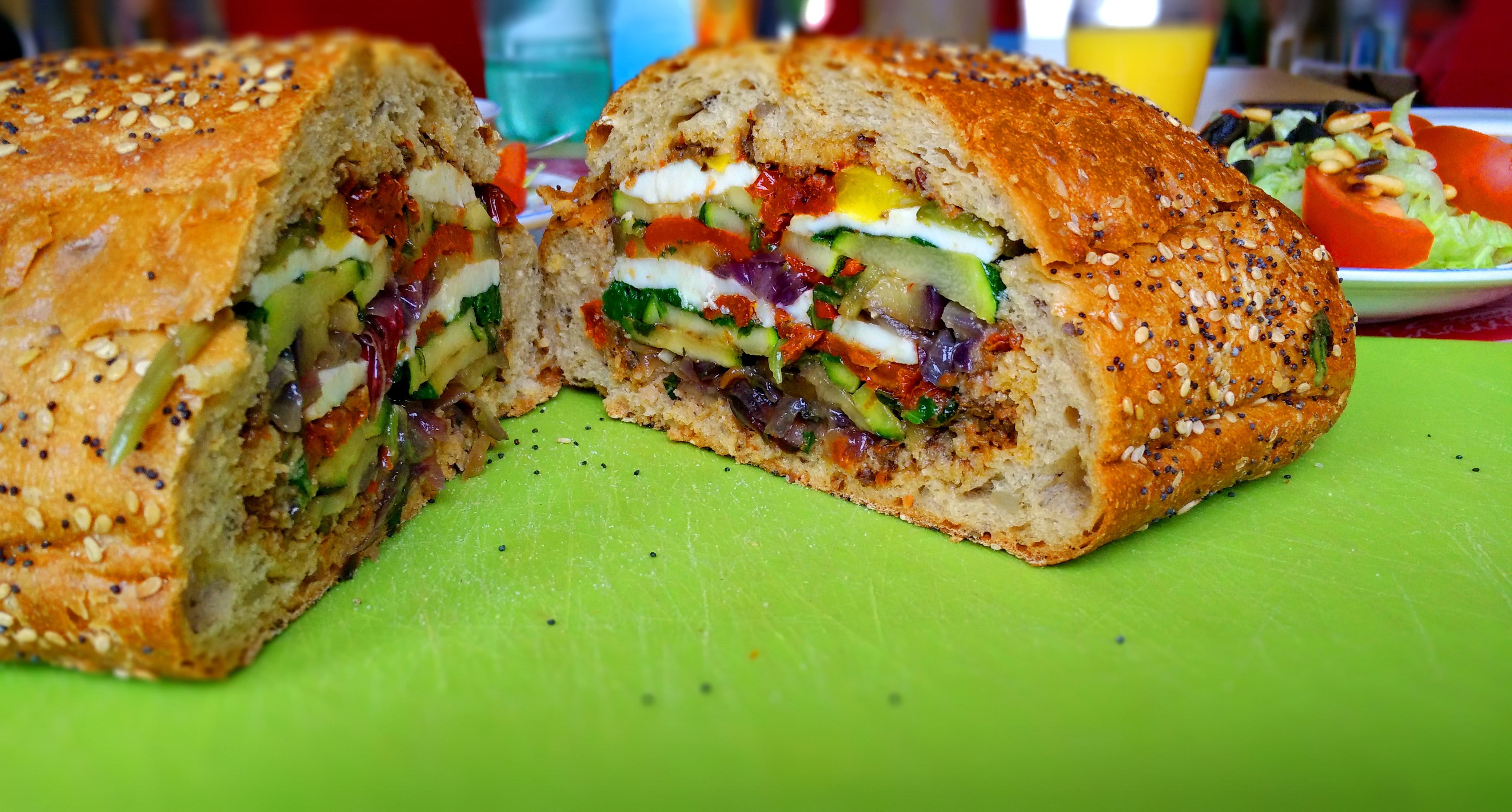 Mediterraan gevuld picknickbrood