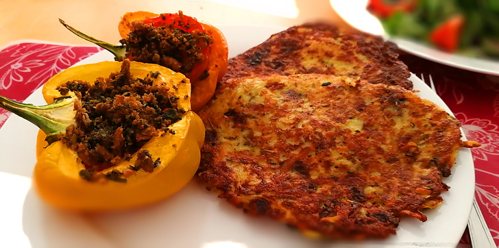 Rösti met rode ui en rozemarijn en gevulde paprika’s met tomaat