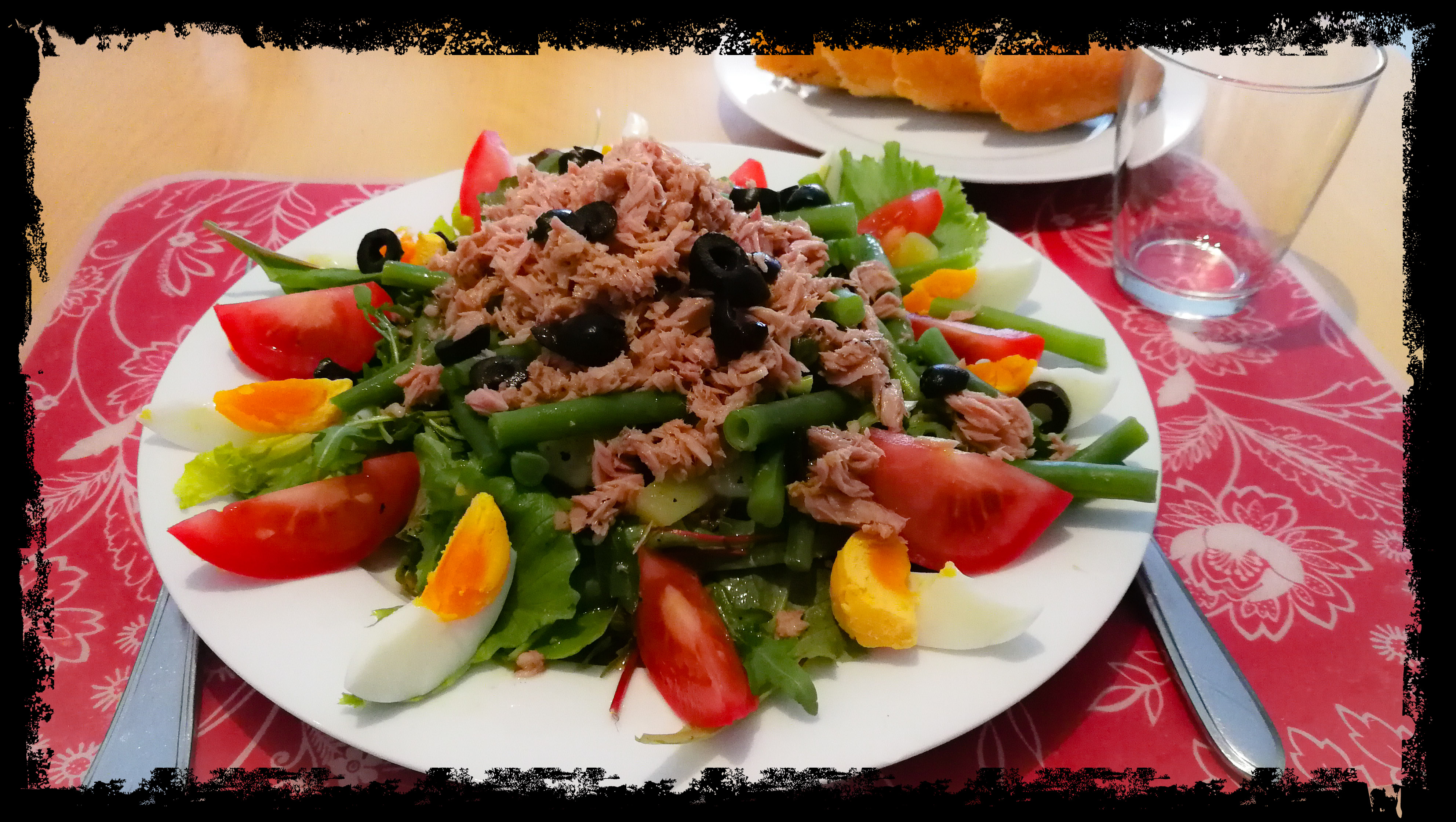 Klassieke salade Niçoise. 